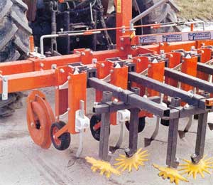 Opties voor aanbouw van vingerwieders aan universele schoffelmachines. 